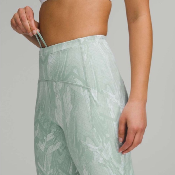 22 -Lululemon Swift Speed High-Rise Crop 21"
Reverberate Chevron Jacquard Silver - Picture 3 of 5